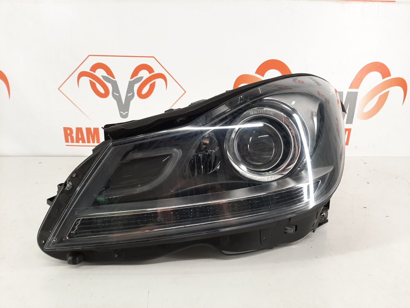 Mercedes C-Class W204 FL 2011–2014 esituli / headlight