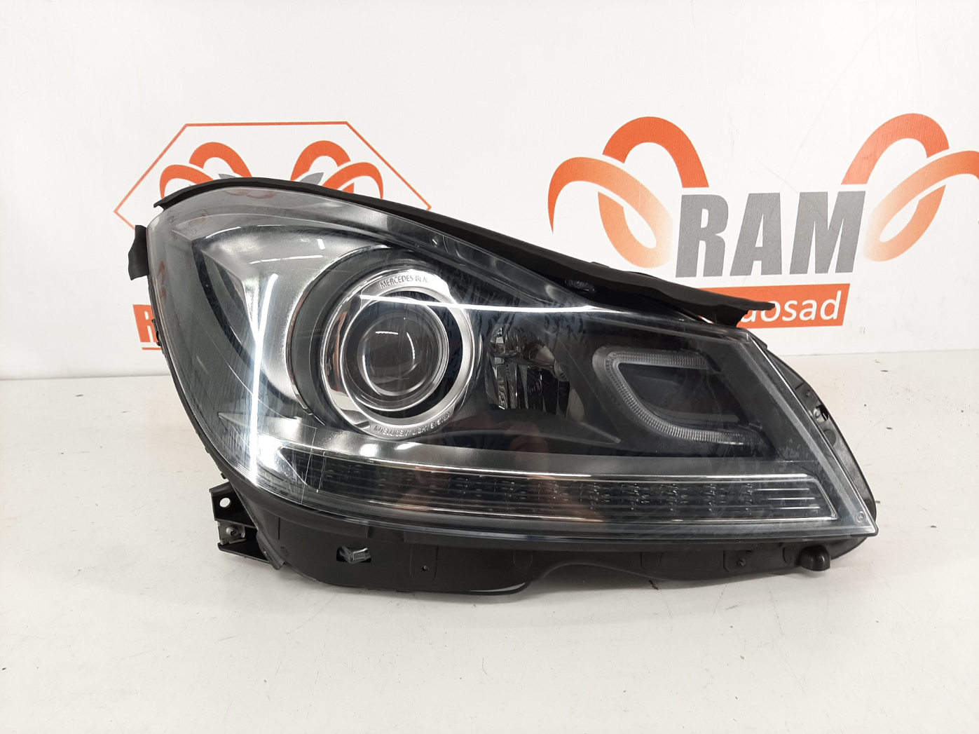 Mercedes C-Class W204 FL 2011–2014 esituli / headlight