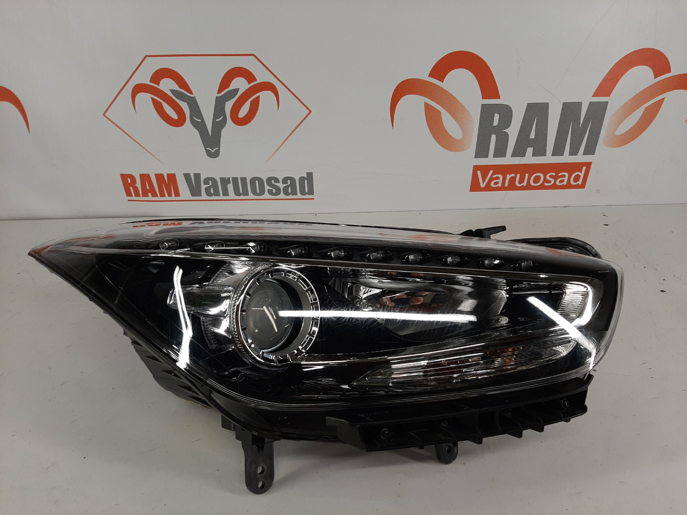 Hyundai i40 FL 2015- esituli / headlight