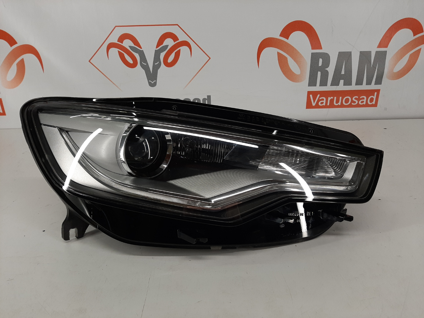 Audi A6 C7 2011-2015 esituli / headlight
