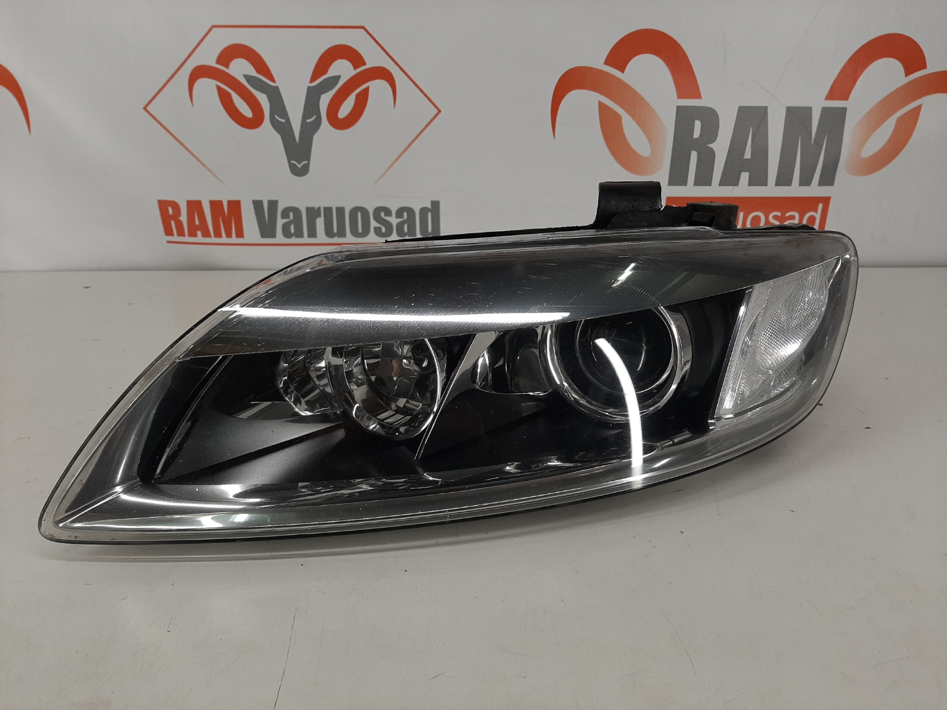 Audi Q7 2006-2010 esituli / headlight