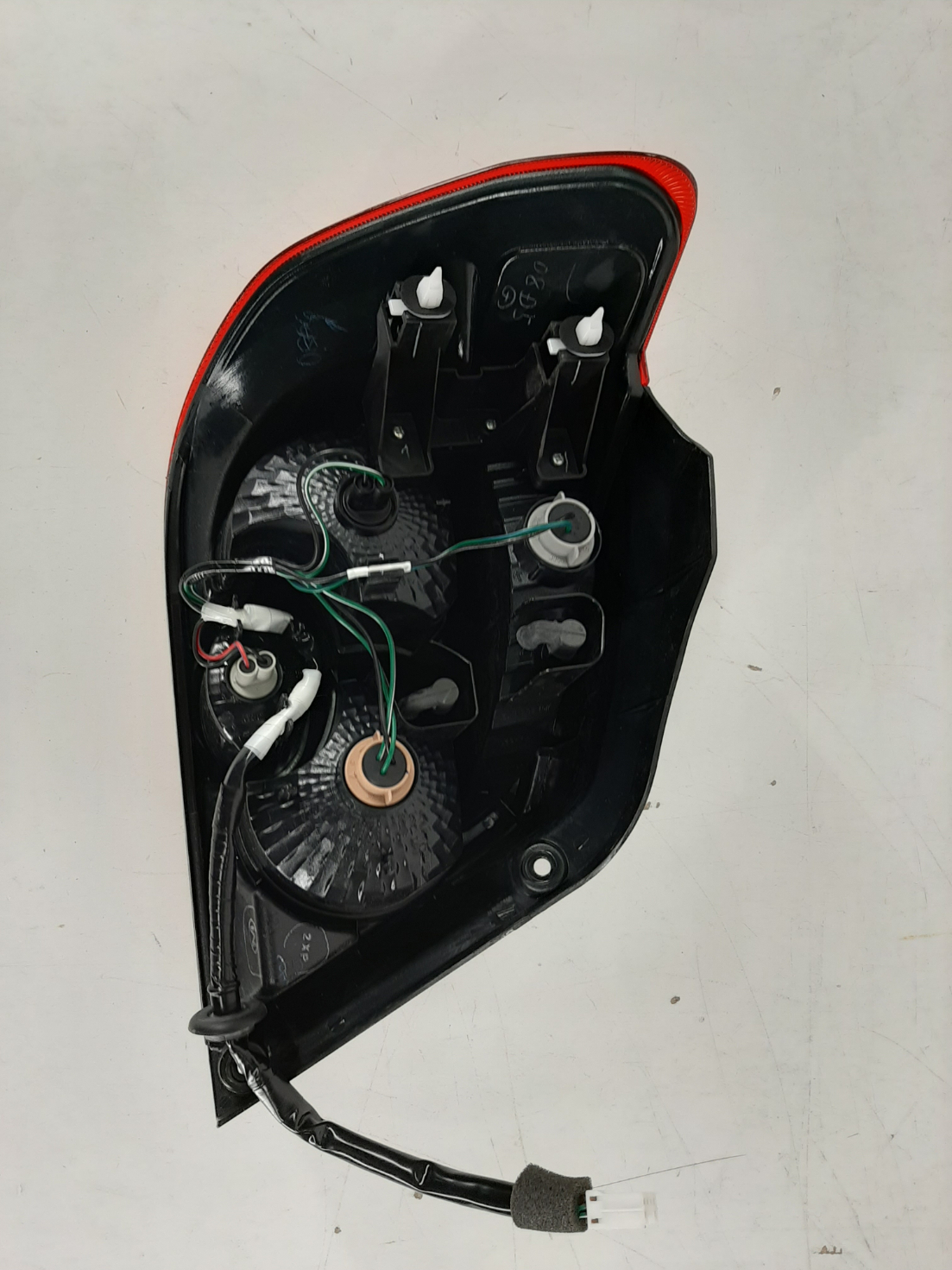 Mitsubishi Outlander 2003-2006 tagatuli / rear light - pilt 2