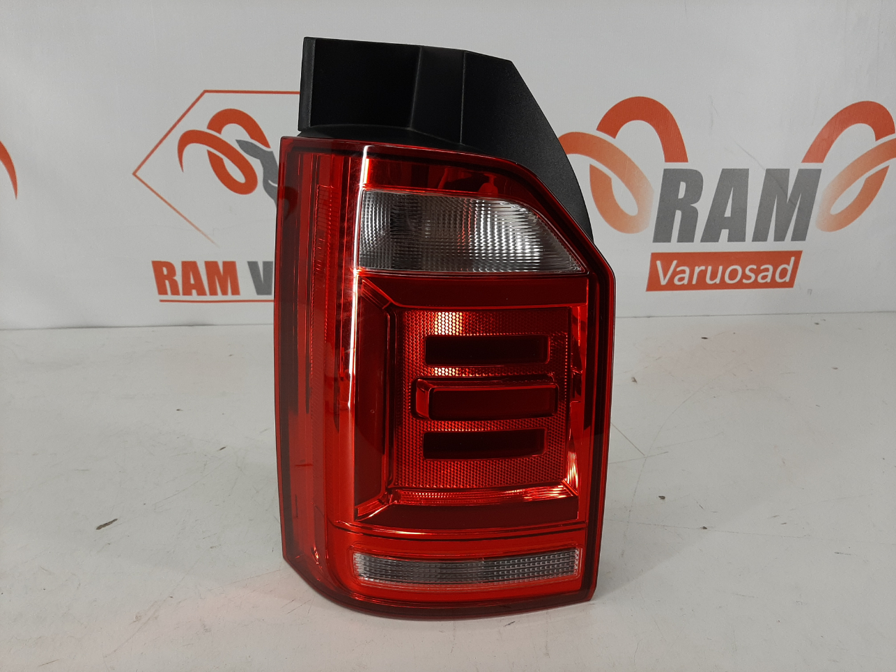 VW Transporter T6 2016- tagatuli / rear light