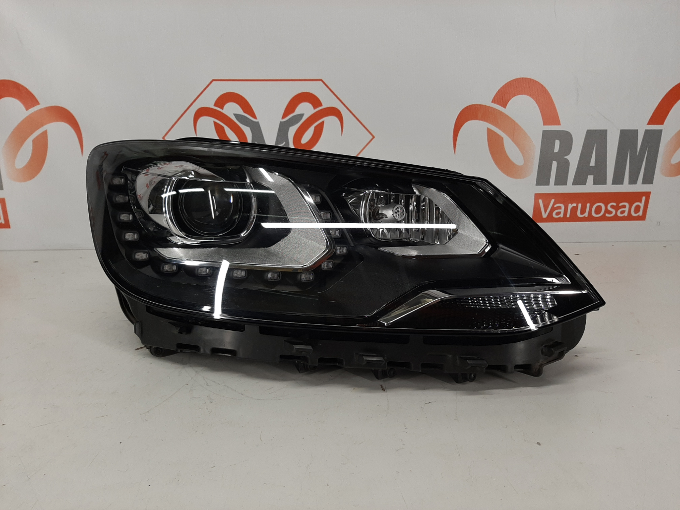 VW Sharan 2010-2015 esituli / headlight