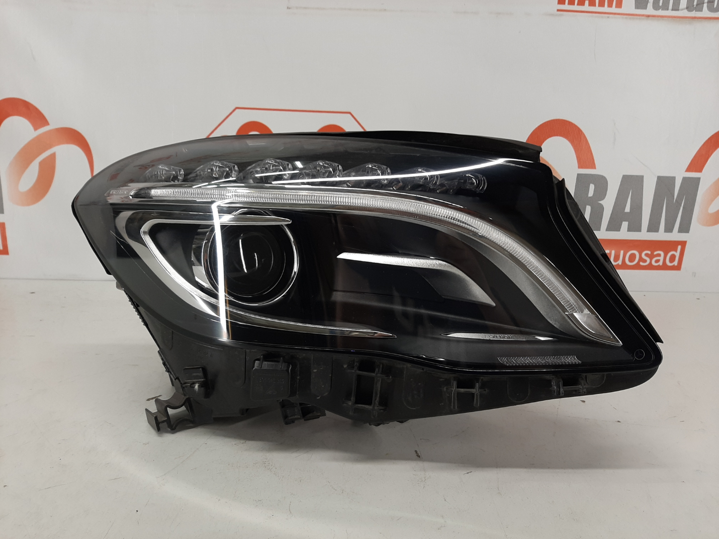 Mercedes GLA W156 2014- esituli / headlight