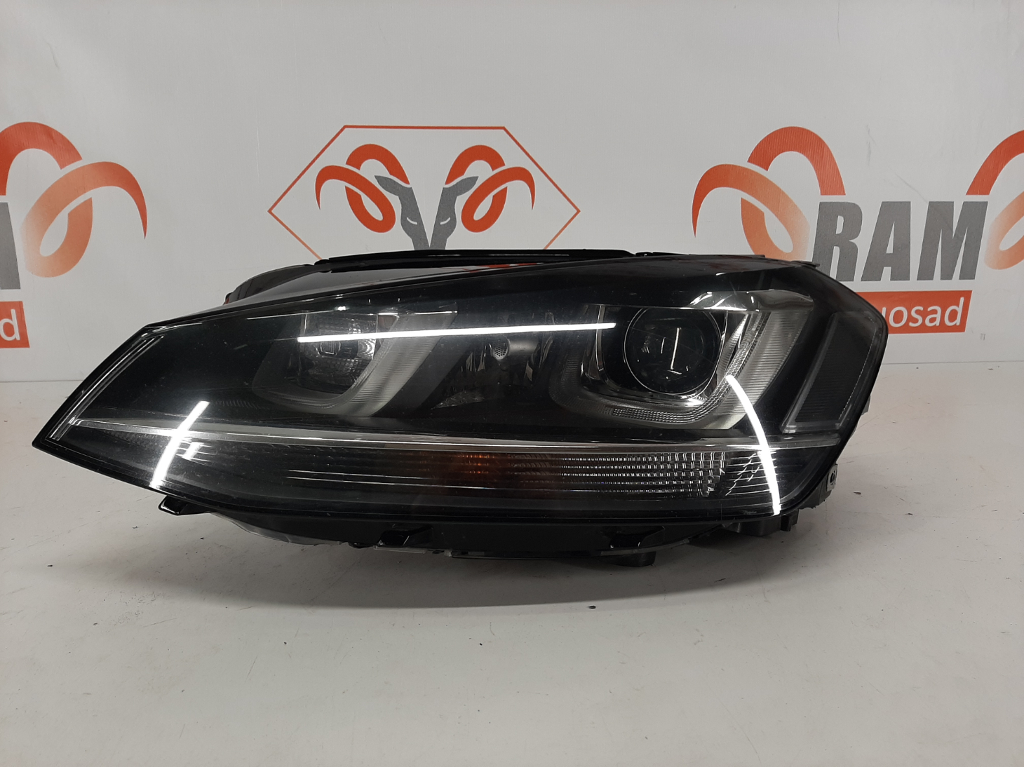 VW Golf VII 2012-2016 esituli / headlight