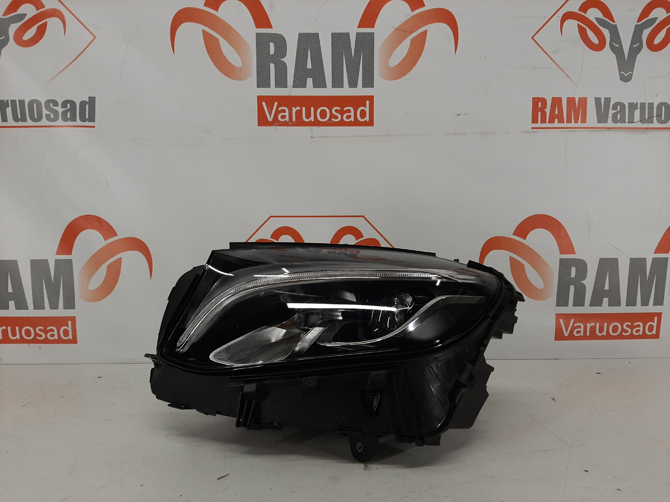 Mercedes GLC W253 2016-2020 esituli / headlight