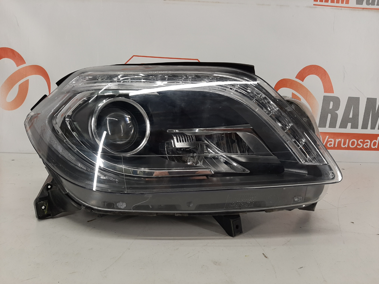 Mercedes GL W166 2013-2019 esituli / headlight