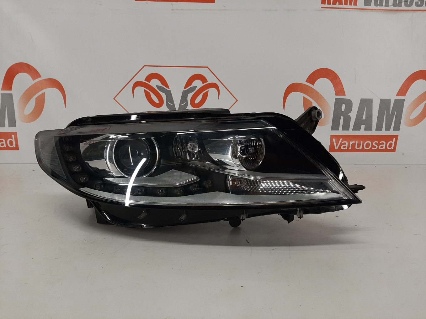 VW Passat CC FL 2012-2017 esituli / headlight