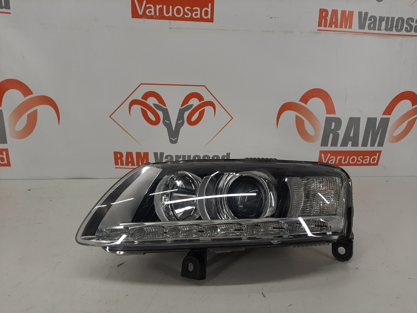 Audi A6 esituli / headlight