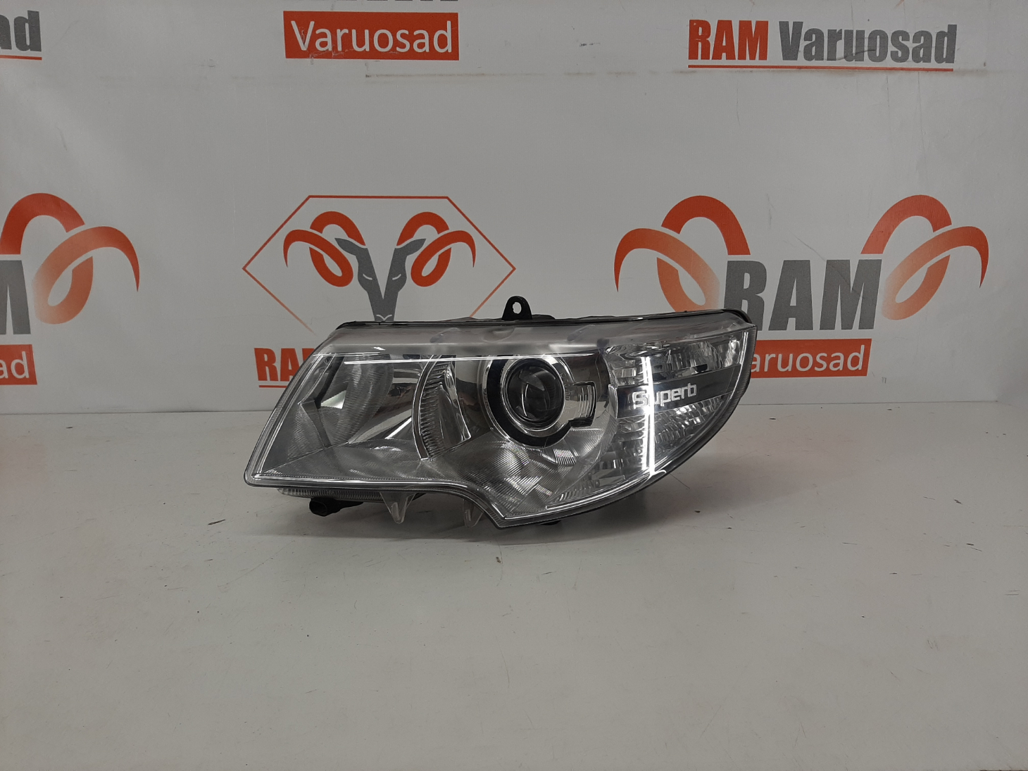 Skoda Superb 2 2008-2013 esituli / headlight