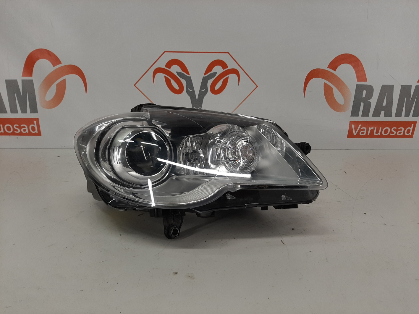 VW Touran 2006-2010 esituli / headlight