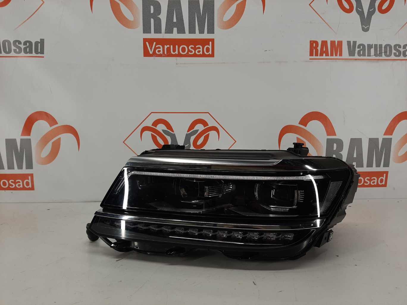 VW Tiguan 2016- esituli / headlight