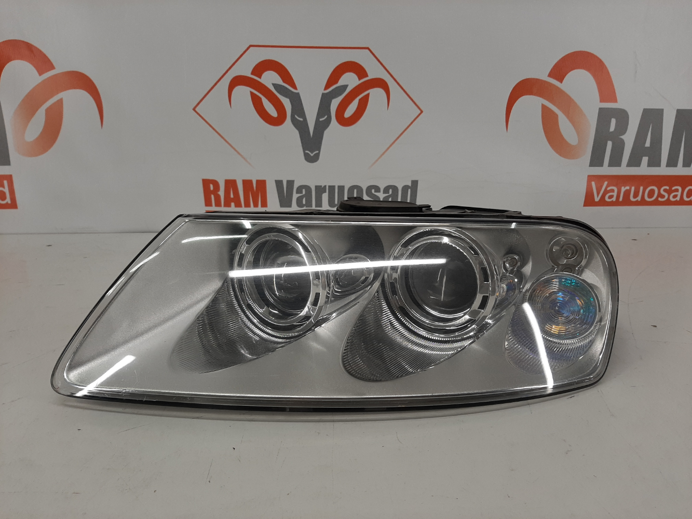 VW Touareg 2002-2006 esituli / headlight