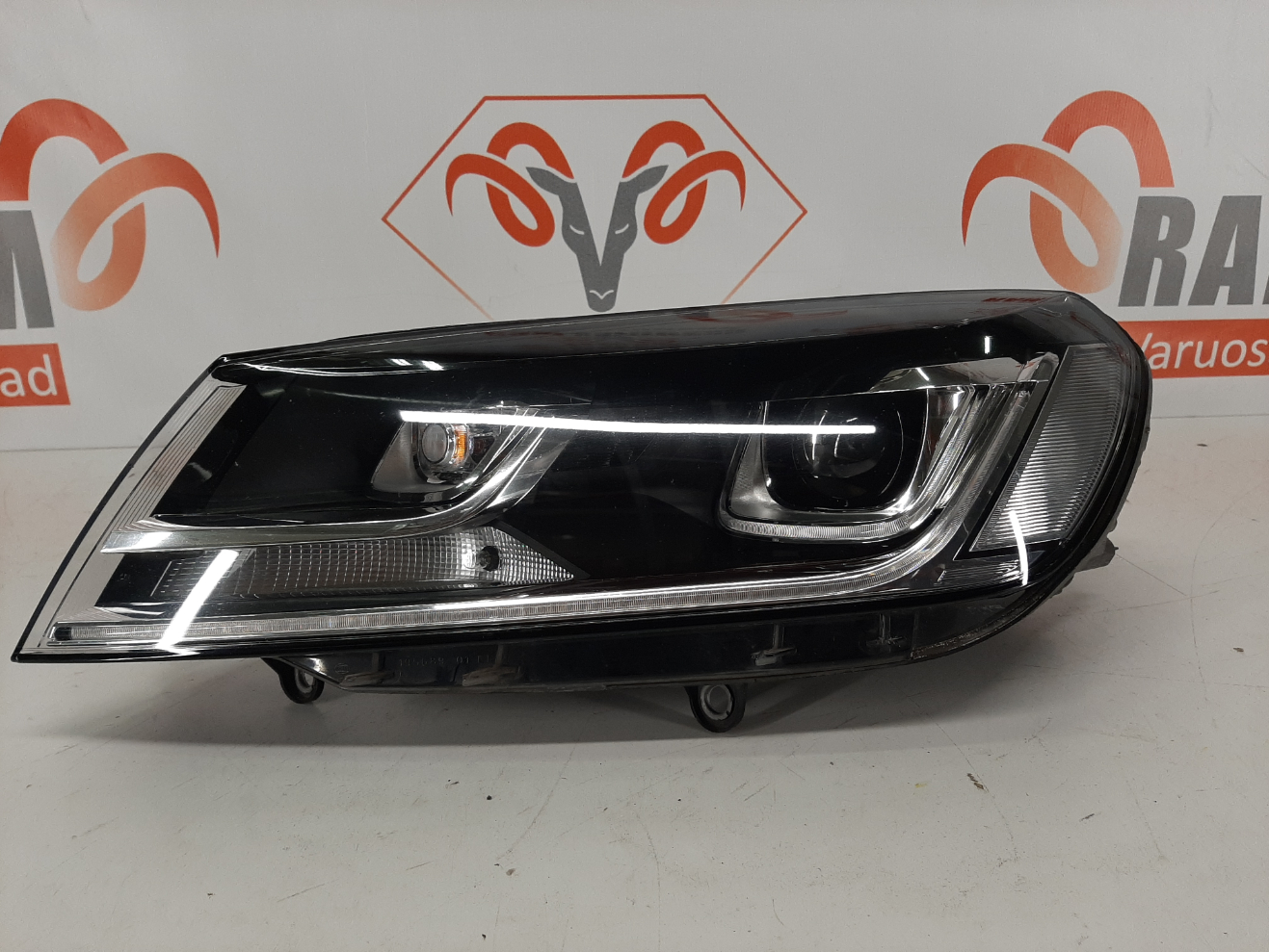 VW Touareg 2015-2018 esituli / headlight