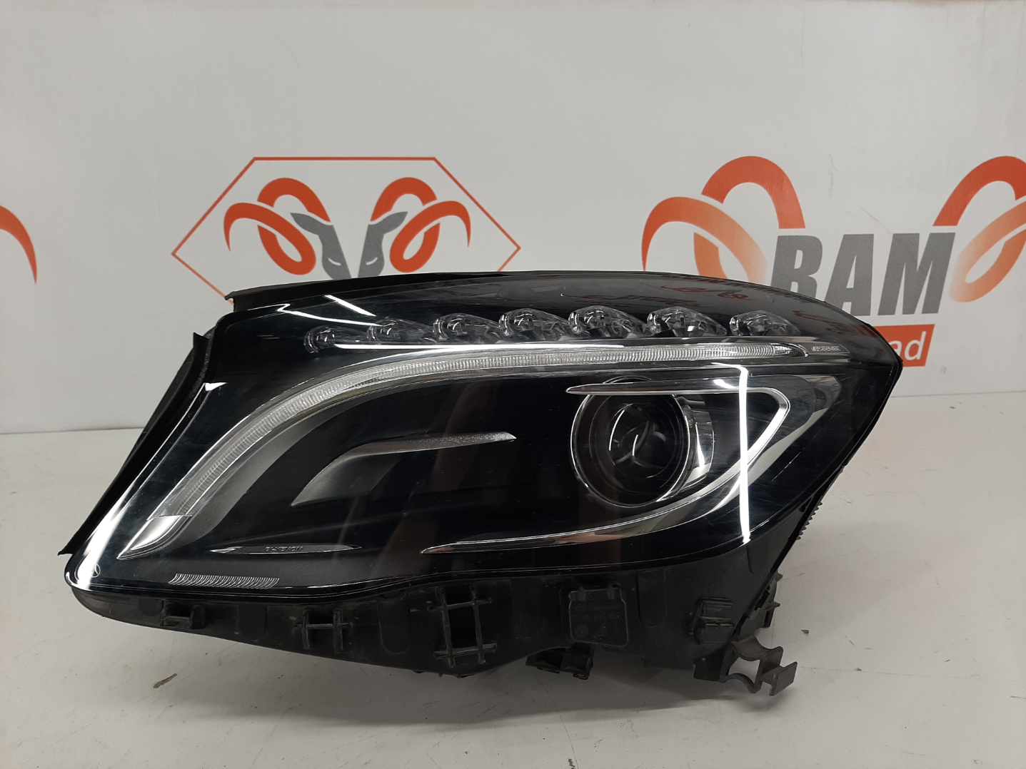 Mercedes W156 GLA 2017-2019 esituli / headlight
