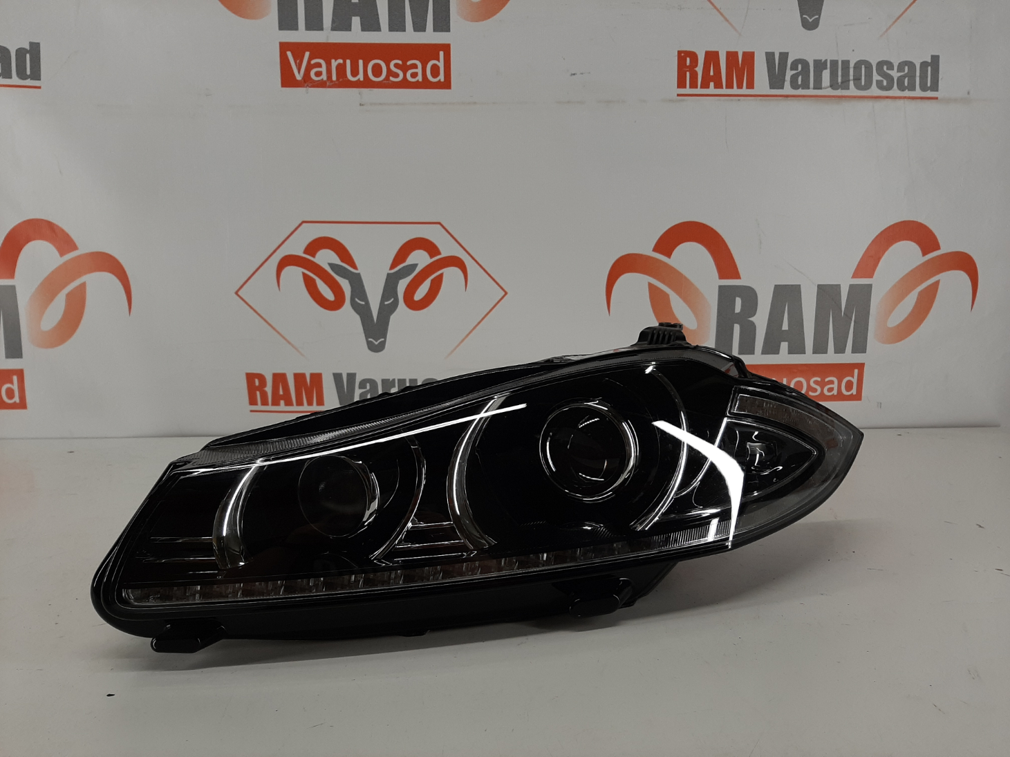 Jaguar XF 2011-2015 esituli / headlight