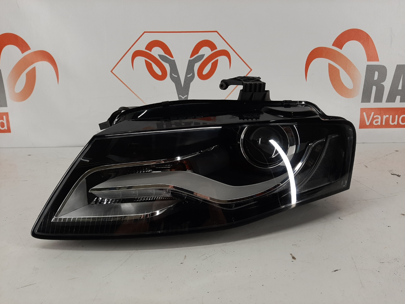 Audi A4 B8  2008-2012 esituli / headlight