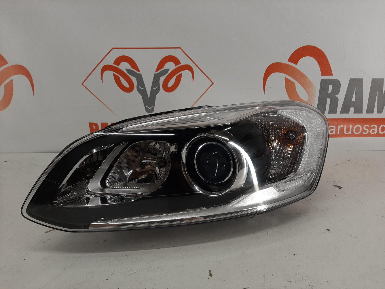 Volvo XC60 Fl 2013-2017 esituli / headlight