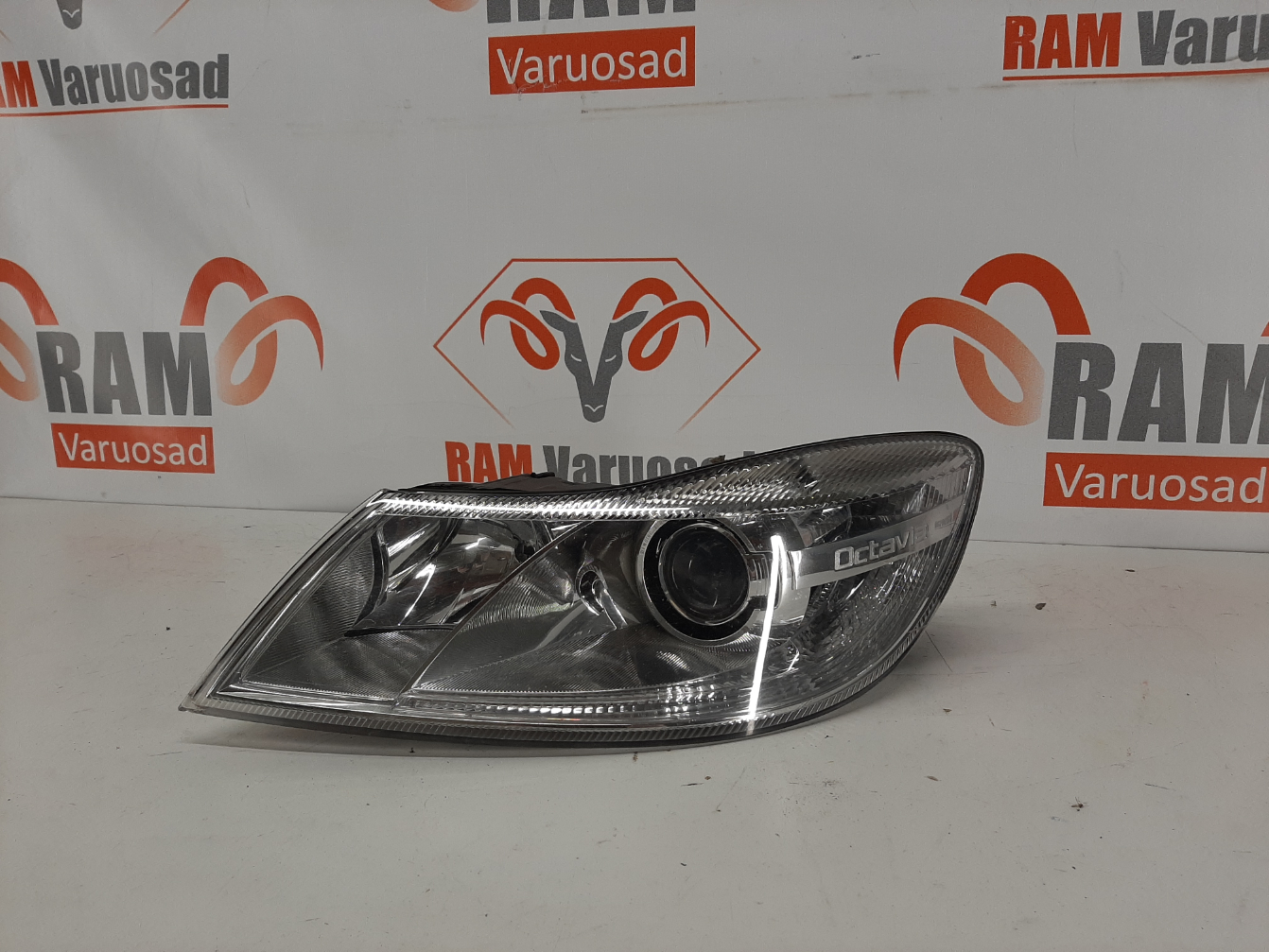 Skoda Octavia II FL 2009-2013 esituli / headlight