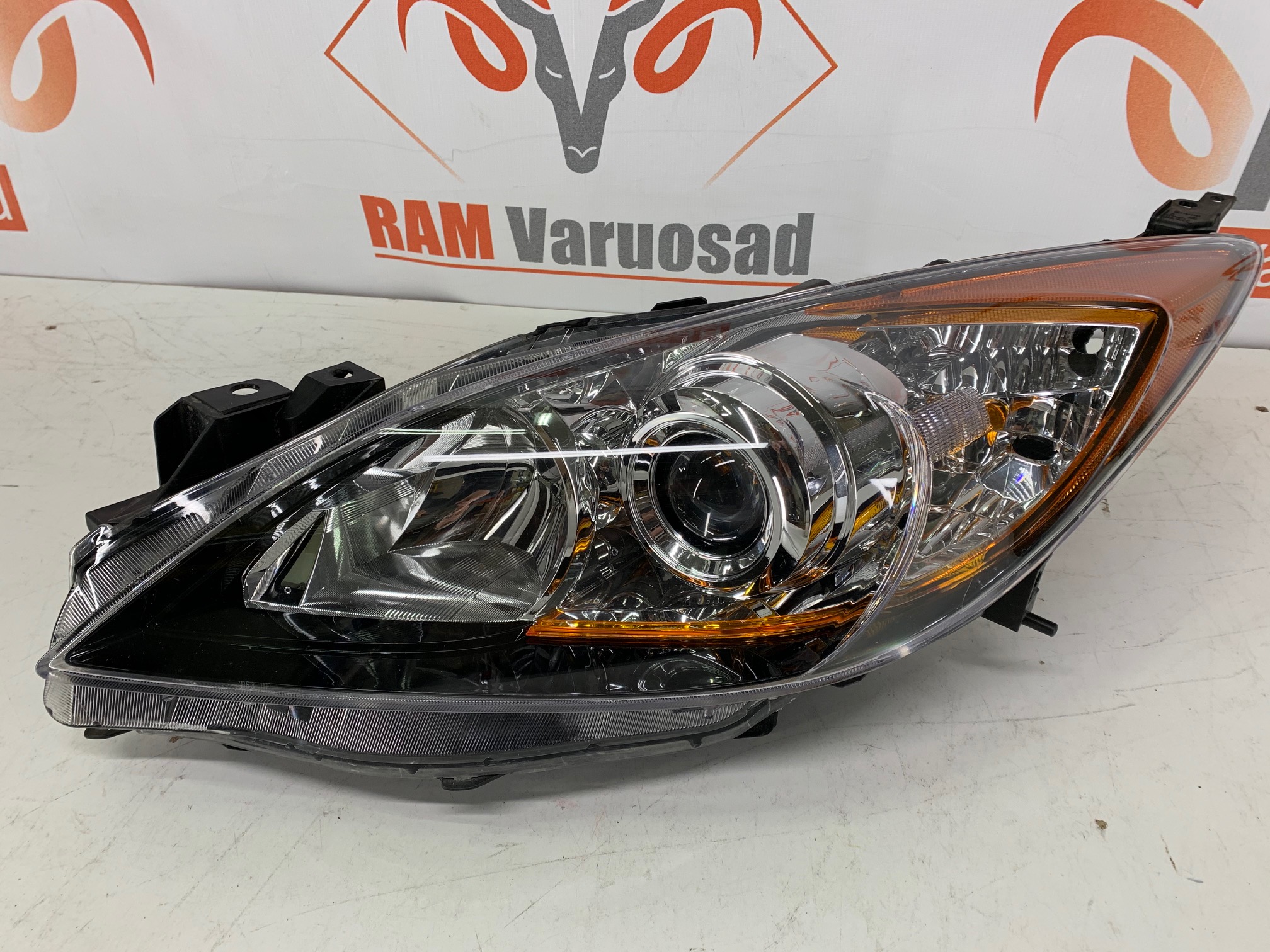 Mazda 3 esituli vasak , headlight left