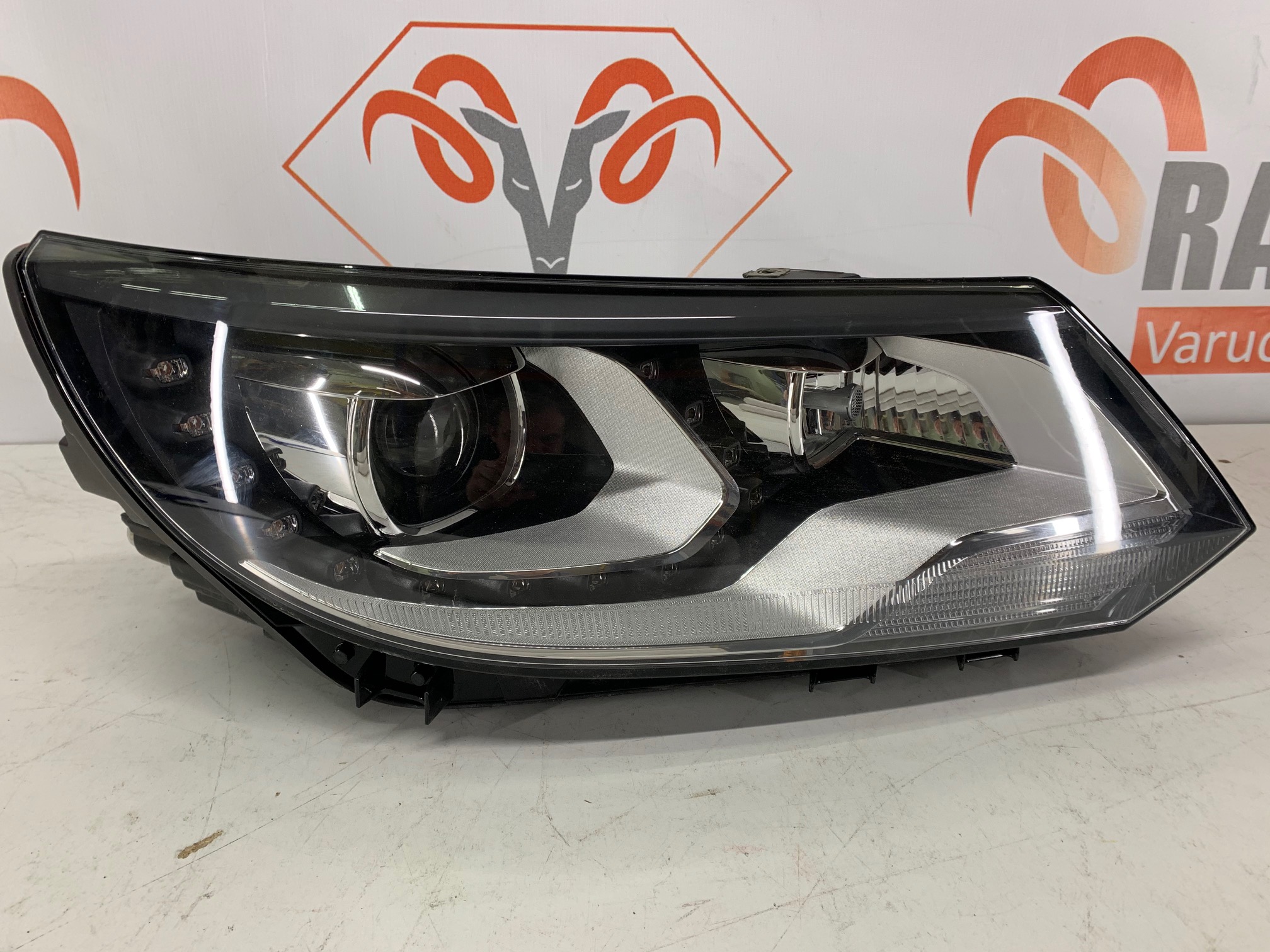 VW Tiguan esituli parem, headlight right