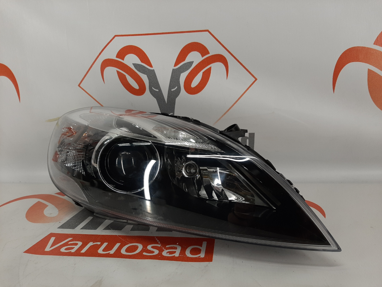 Volvo V40 2012-2019 esituli / headlight