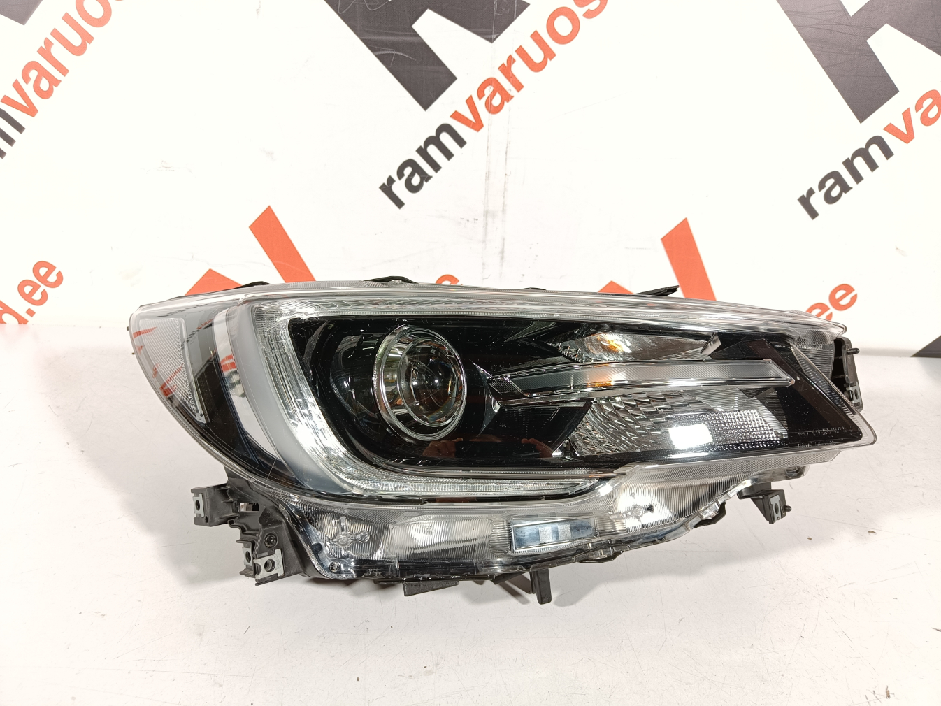 Subaru Outback esituli / headlight
