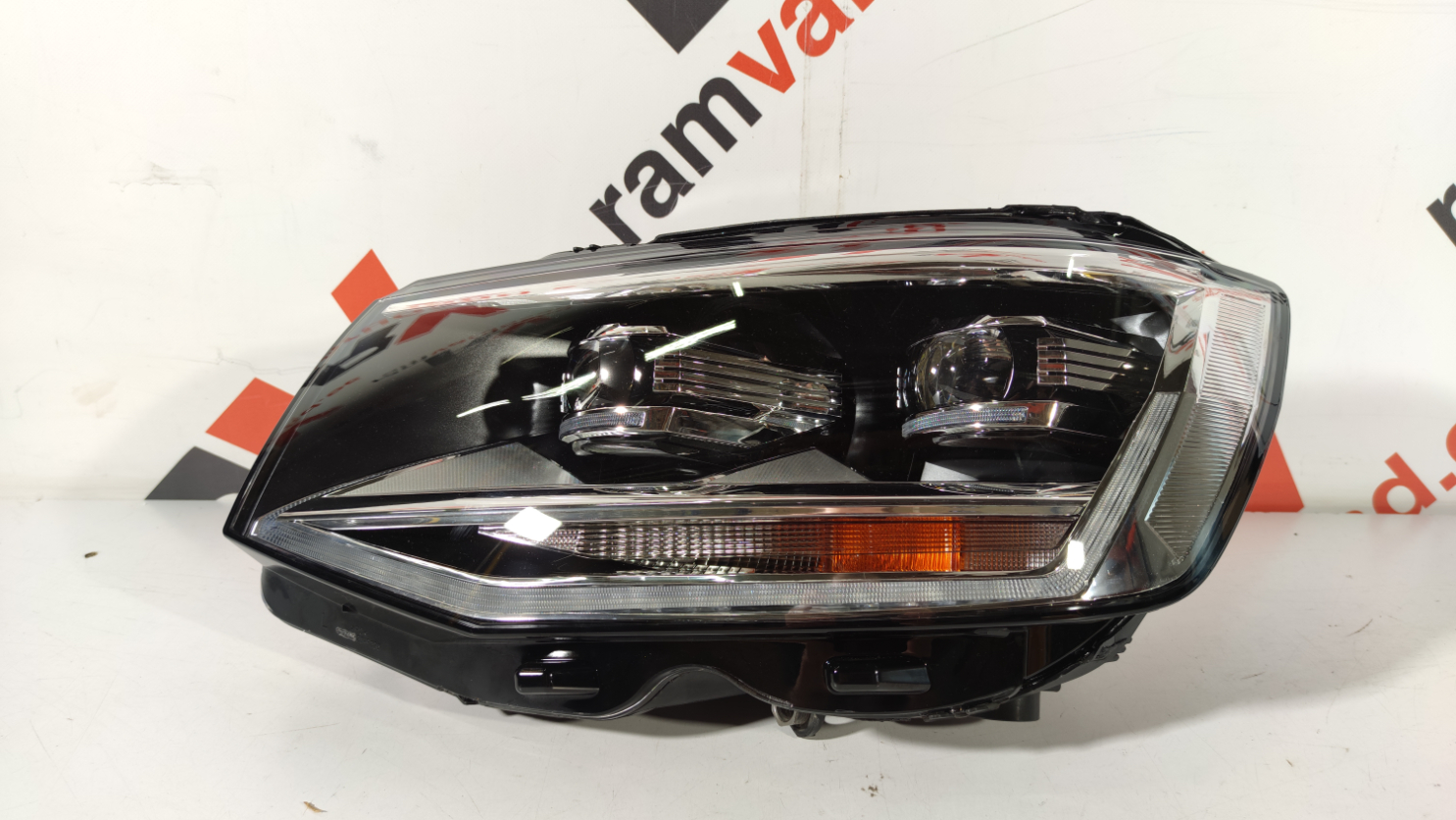Volkswagen Transporter T6 esituli / headlight