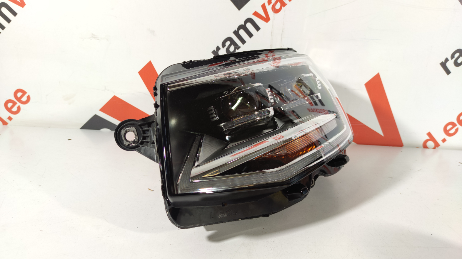 Volkswagen Transporter T6 esituli / headlight - pilt 2