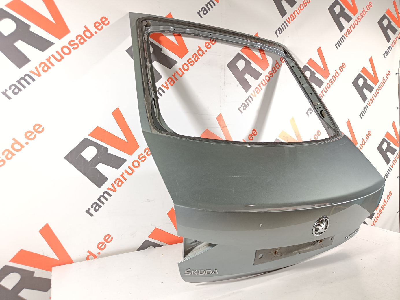 Skoda Superb tagaluuk / trunk lid - pilt 2