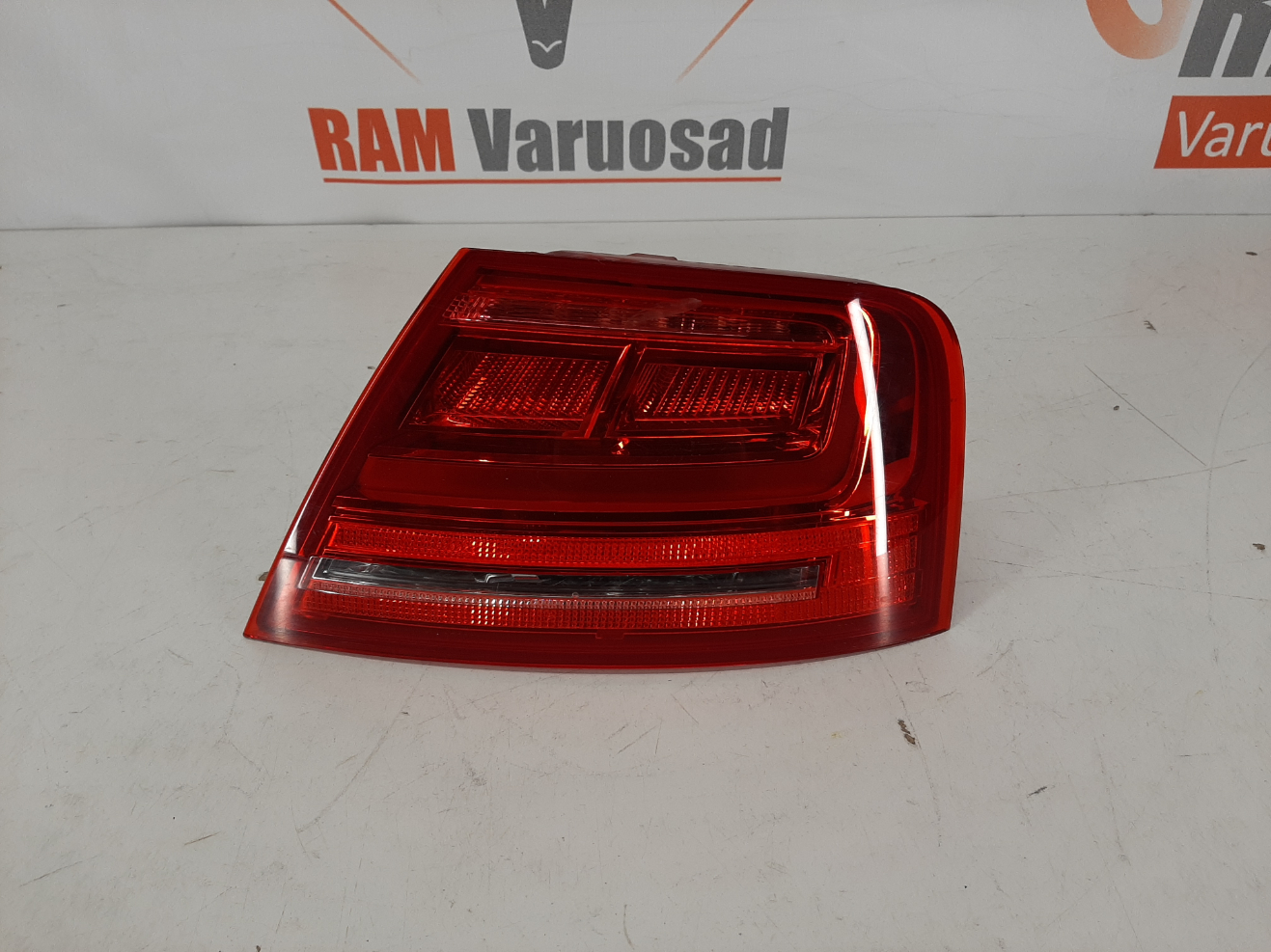 Audi A8 4D 2011-2013 tagatuli / rear light