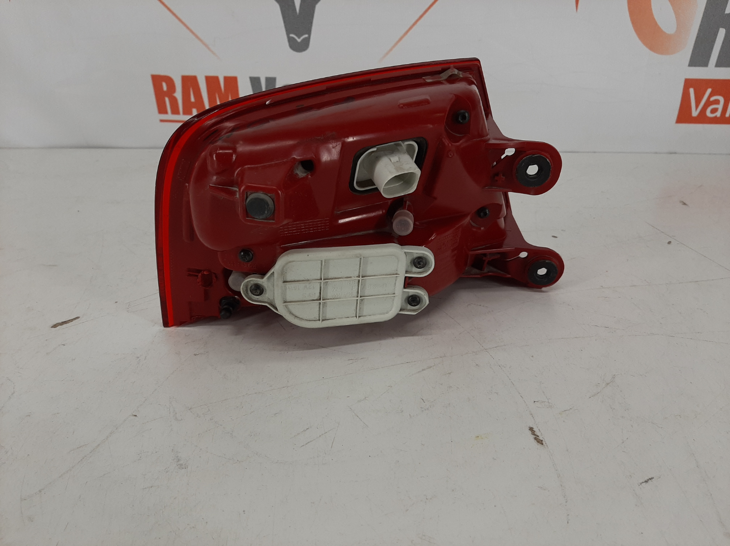 Audi A8 4D 2011-2013 tagatuli / rear light - pilt 2