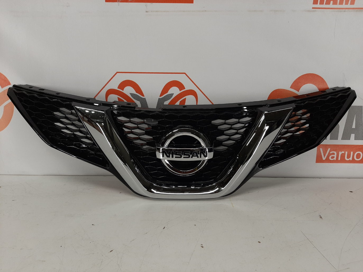 Nissan Qashqai 2013-2017 iluvõre / front grille