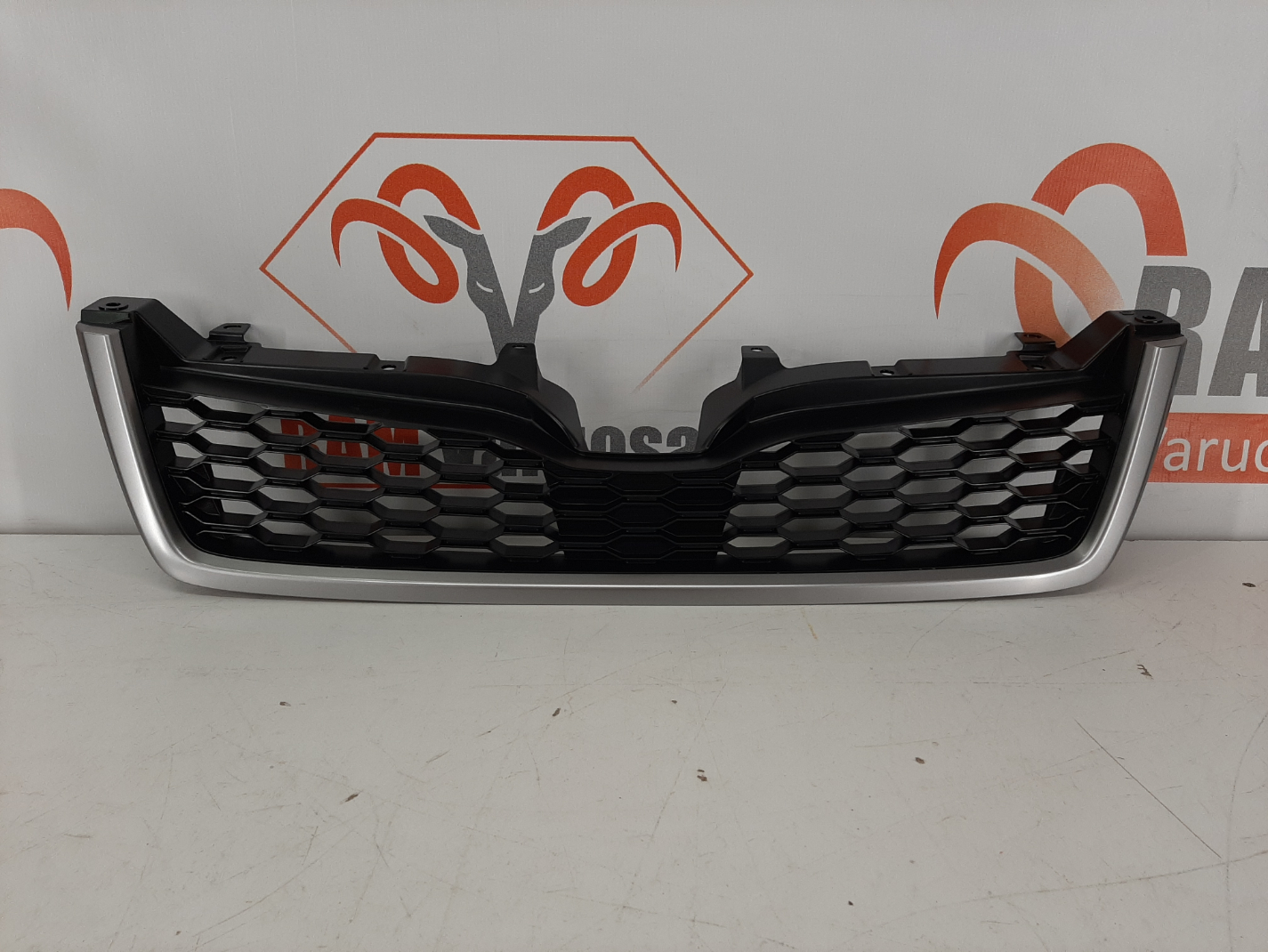 Subaru Forester 2012-2015 iluvõre / front grille 