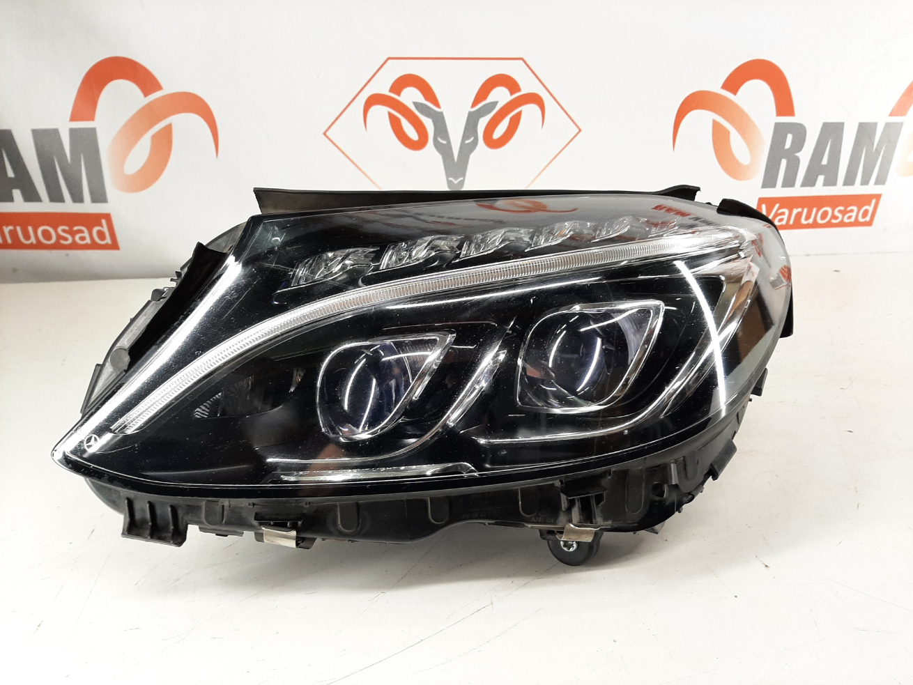 Mercedes C W205  esituli/headlight