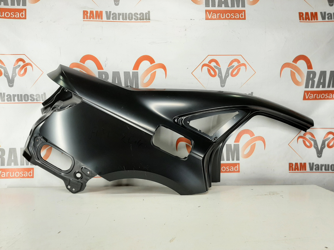 Audi A4 Sedan tagatiib/ rear fender