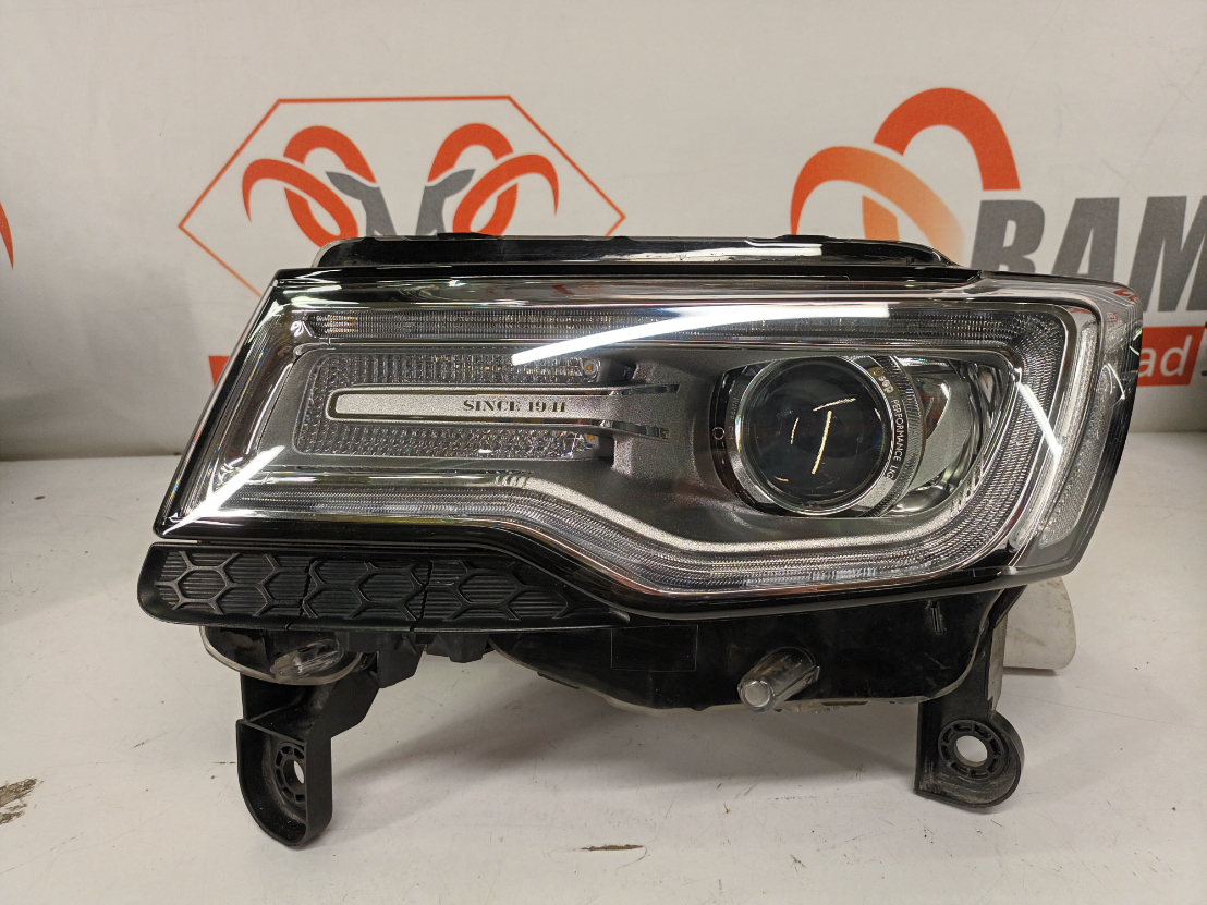 Jeep Grand Cherokee WK2 esituli / headlight