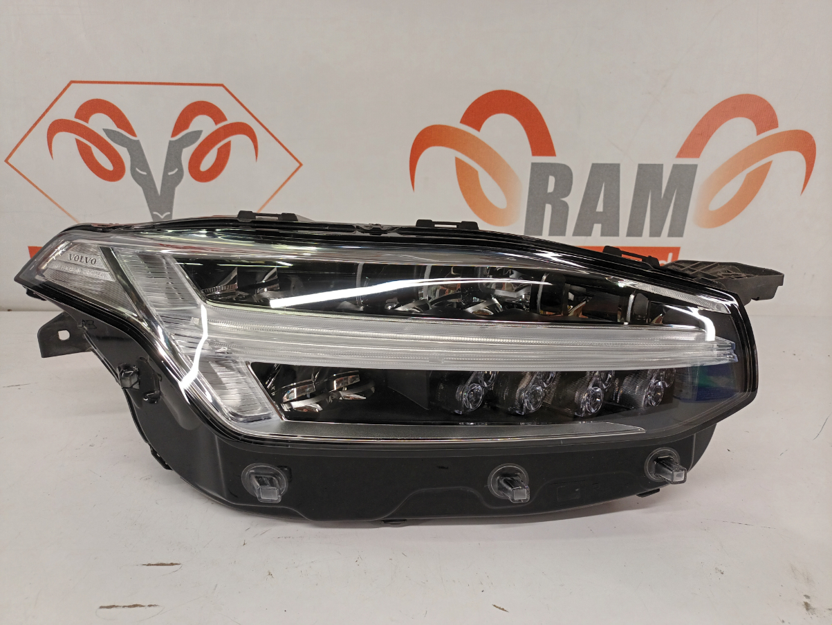 Volvo XC90 esituli / headlight
