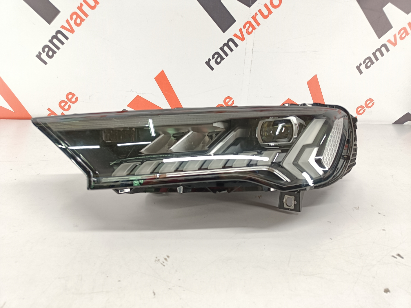Audi Q7 esituli/ headlight	