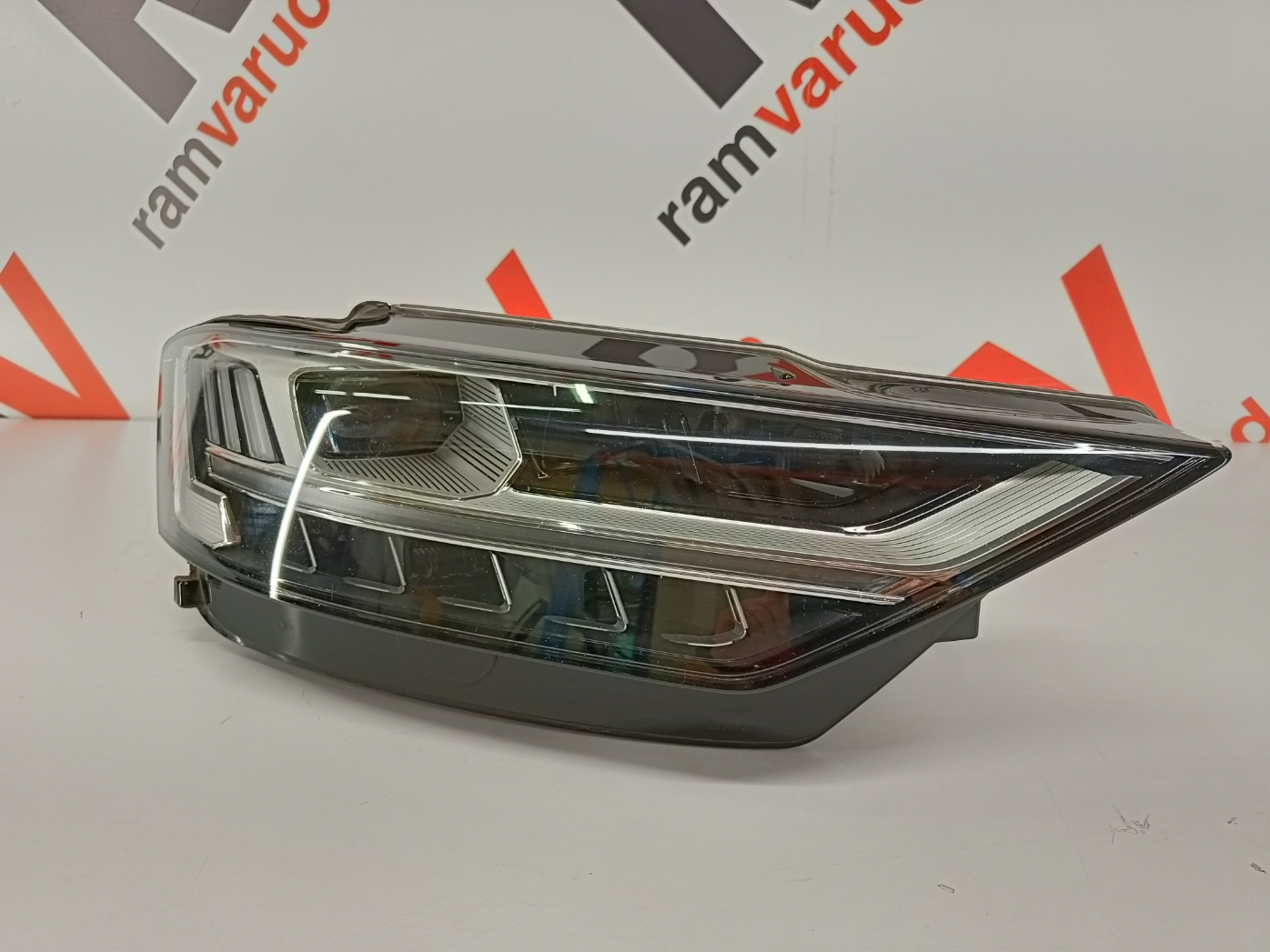Audi A8 esituli / headlight