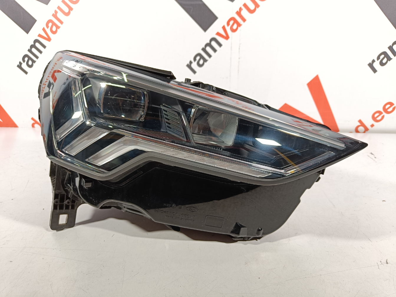 Audi Q3 esituli / headlight
