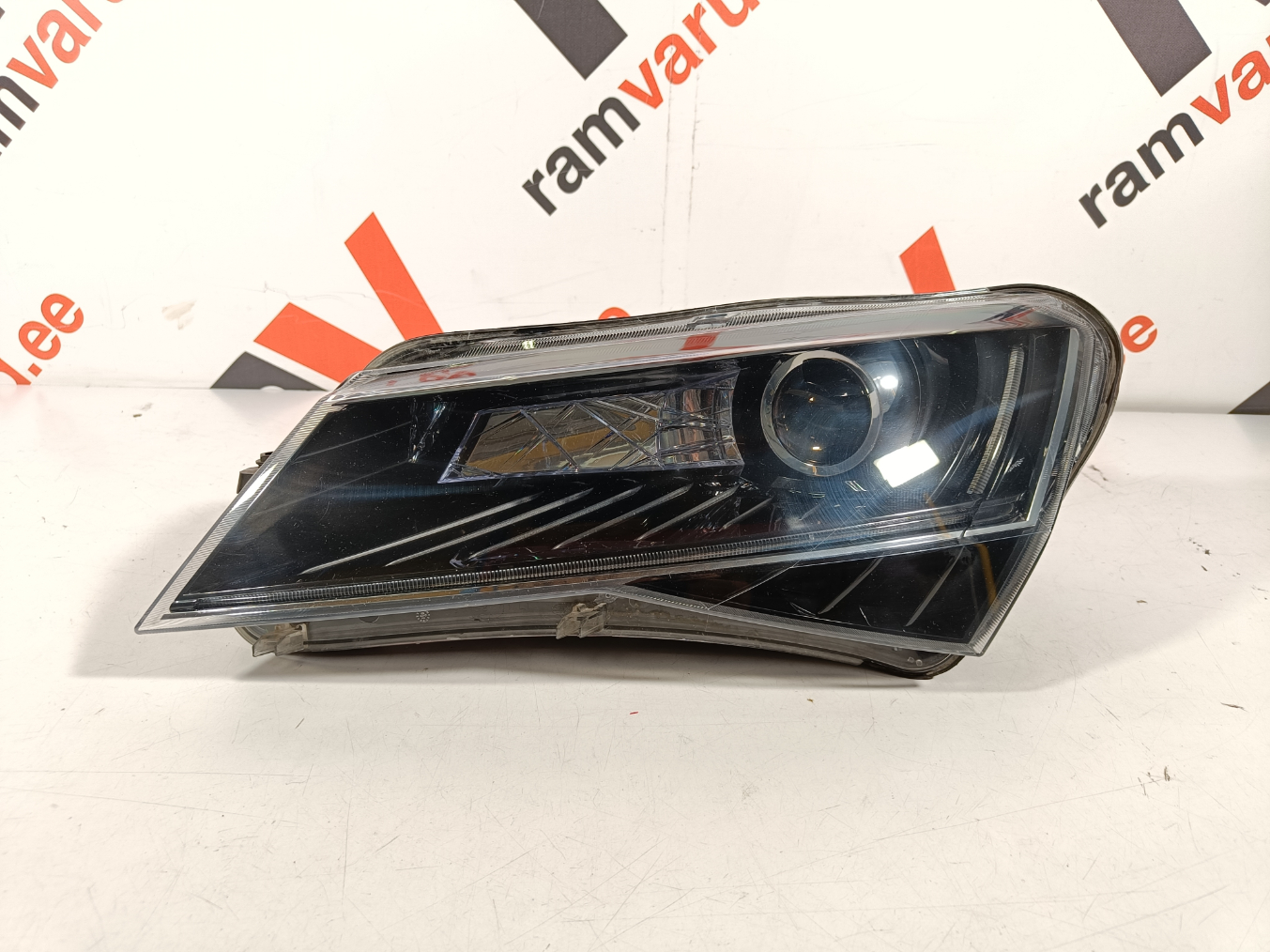 Skoda Superb esituli / headlight