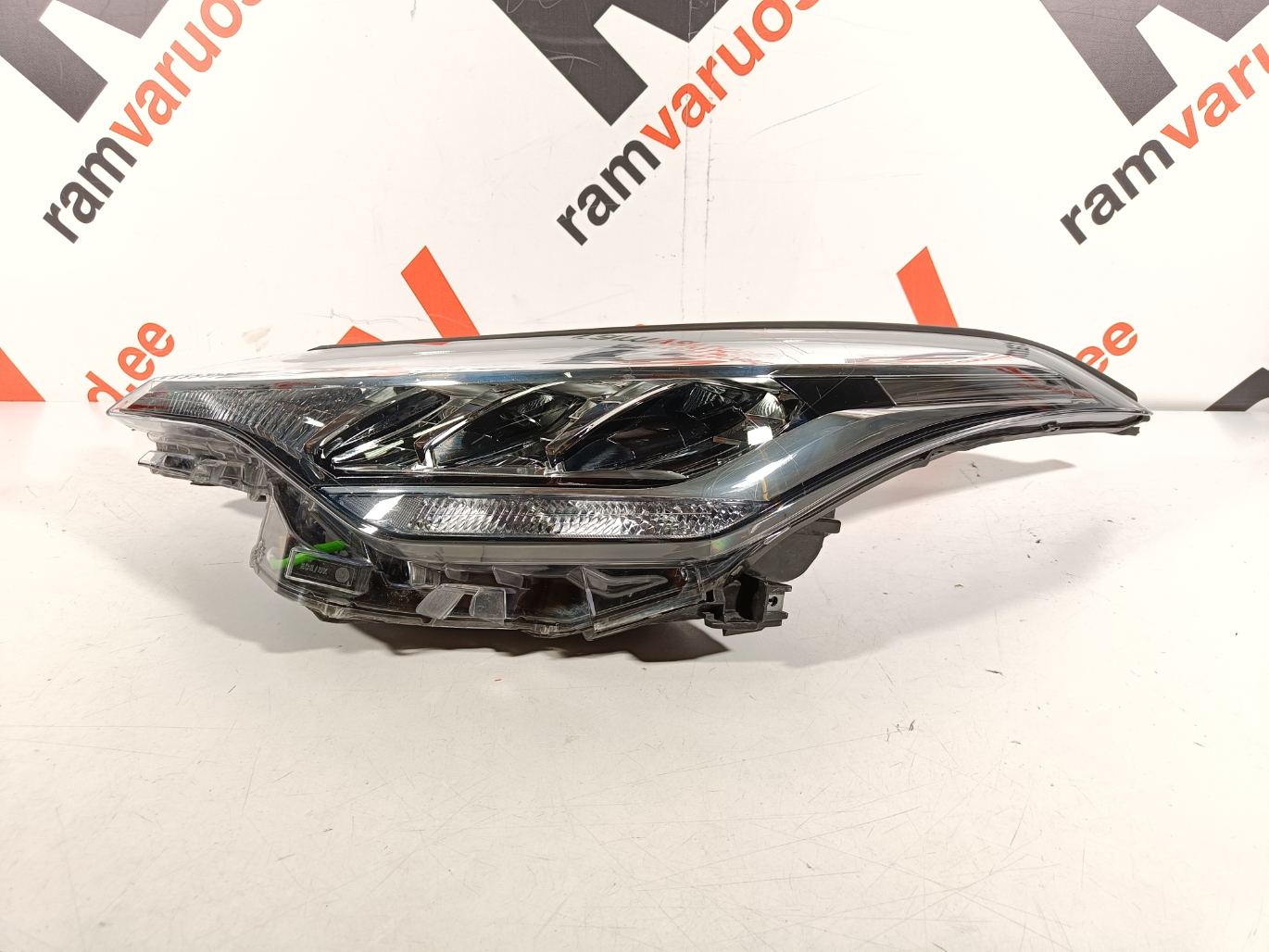 Toyota C-HR esituli / headlight