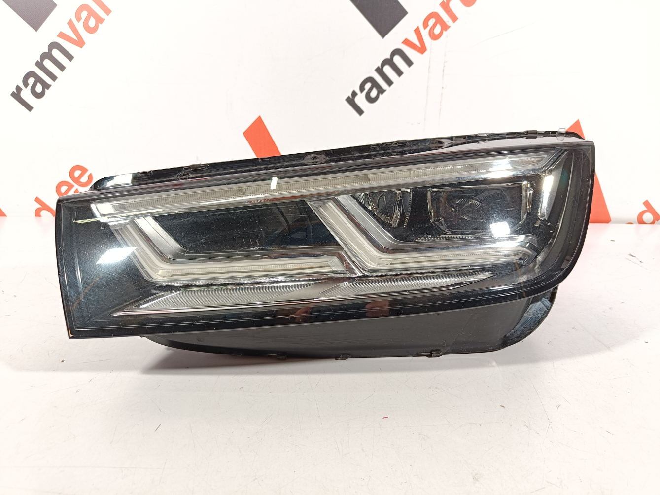 Audi Q5 esituli / headlight