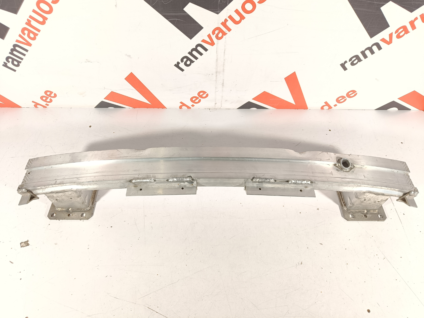 Audi A8 D5 tagatala / rear support