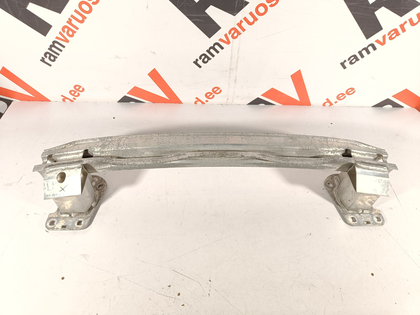 Audi Q7 tagatala / rear support