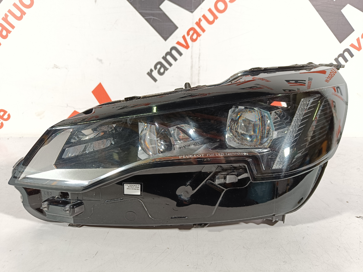 Peugeot 3008 5008 esituli / headlight