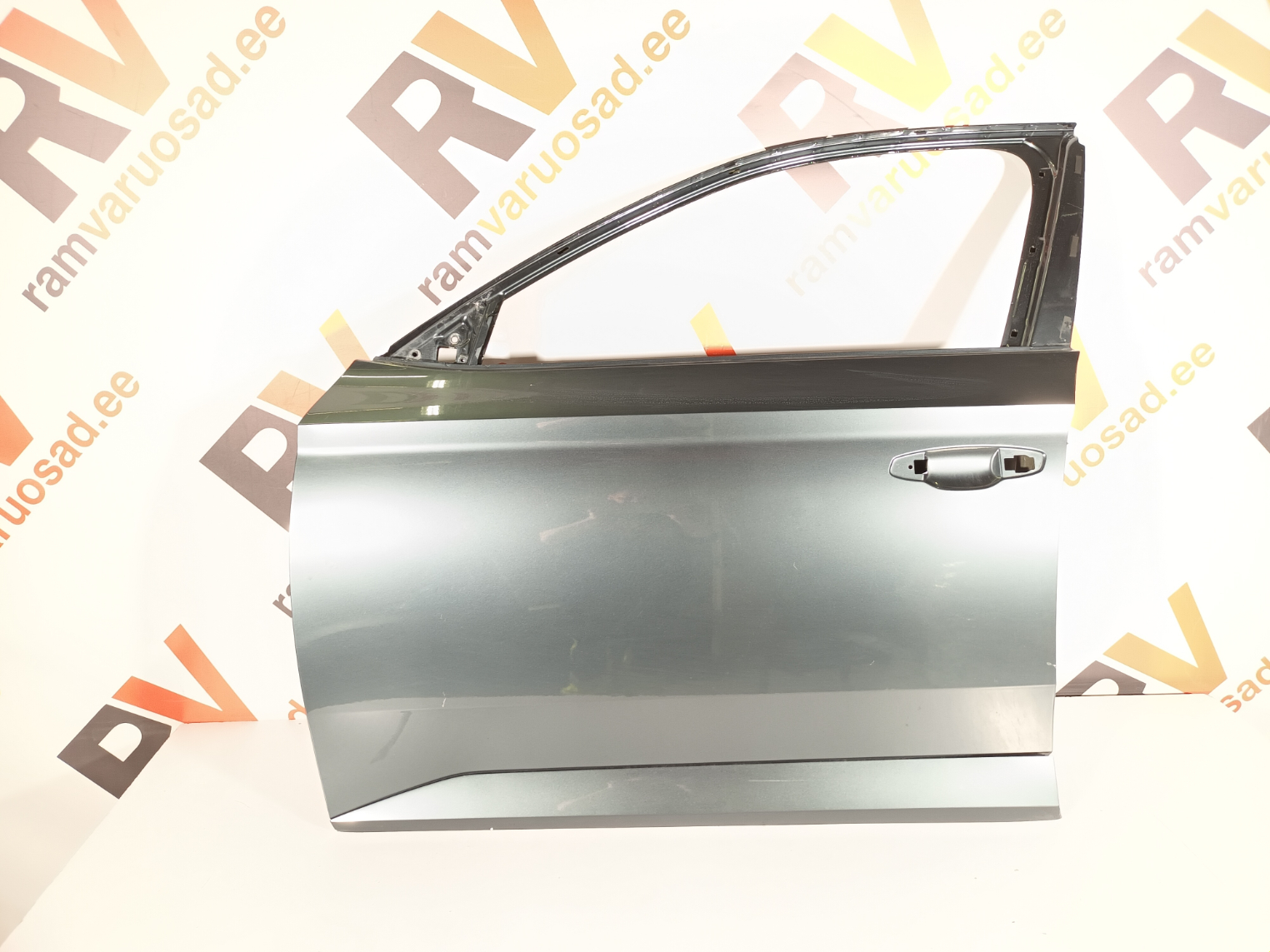 Skoda Superb esiuks / front door
