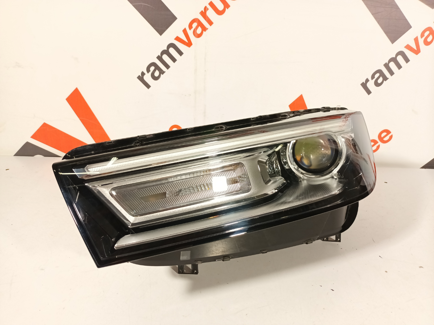 Audi Q5 esituli / headlight - pilt 2